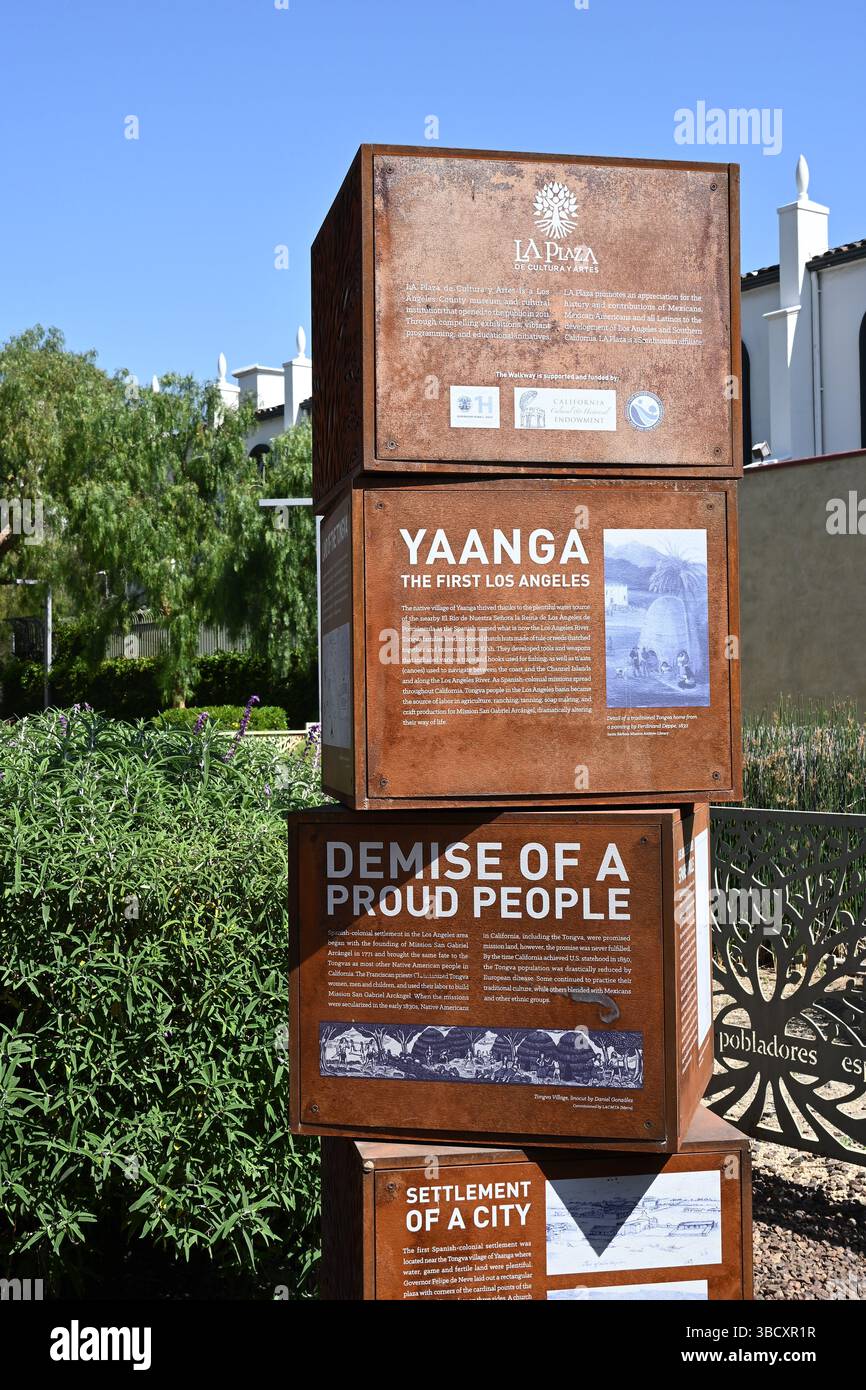 LOS ANGELES, CALIFORNIA - 19 MAGGIO 2025: Chiosco informativo sulla storia degli indigeni Yaanga nella LA Cultural Plaza vicino Olvera Street Foto Stock