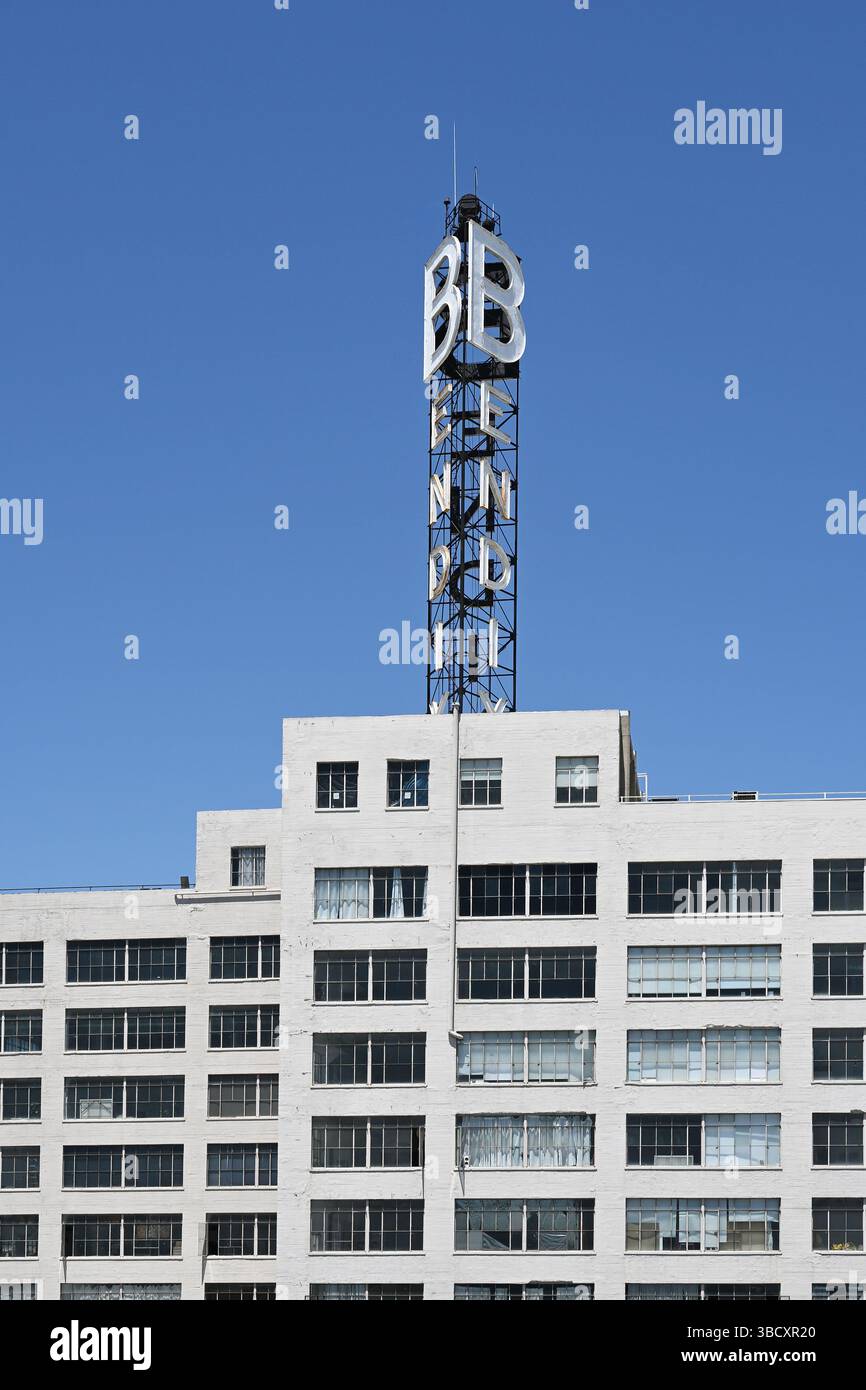 LOS ANGELES, CALIFORNIA - 19 MAGGIO 2025: Il Bendix Building, edificio per artisti, studi, gallerie, precedentemente sede della Bendix Aviation Corporation Foto Stock