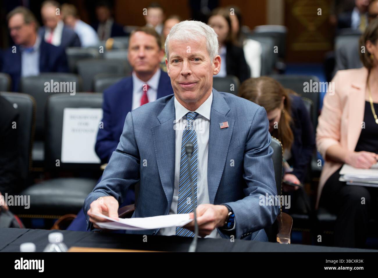 Christopher Wright, Segretario del Dipartimento dell'energia, è visto davanti a un'audizione della sottocommissione per gli stanziamenti del Senato sull'energia e lo sviluppo idrico sulla proposta di bilancio del presidente Trump per il Dipartimento dell'energia a Washington DC, mercoledì 21 maggio 2025. La proposta di bilancio del presidente Trump per il Dipartimento dell'energia richiede un taglio di quasi il 10% del budget del dipartimento. Il Segretario Wright ha supervisionato i cambiamenti dai sussidi per le energie rinnovabili ai combustibili fossili. (Foto di Aaron Schwartz/Sipa USA) Foto Stock