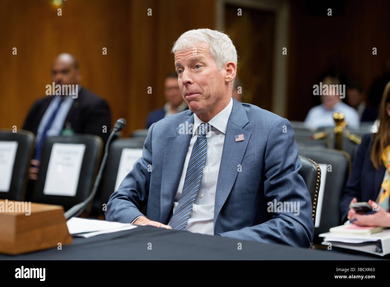 Christopher Wright, Segretario del Dipartimento dell'energia, è visto davanti a un'audizione della sottocommissione per gli stanziamenti del Senato sull'energia e lo sviluppo idrico sulla proposta di bilancio del presidente Trump per il Dipartimento dell'energia a Washington DC, mercoledì 21 maggio 2025. La proposta di bilancio del presidente Trump per il Dipartimento dell'energia richiede un taglio di quasi il 10% del budget del dipartimento. Il Segretario Wright ha supervisionato i cambiamenti dai sussidi per le energie rinnovabili ai combustibili fossili. (Foto di Aaron Schwartz/Sipa USA) Foto Stock