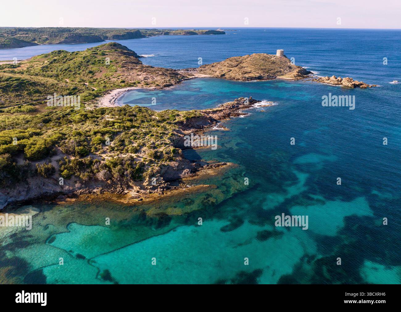 Vista aerea della Torre d'es Colomar lungo la costa di Minorca a nord di es Grau Foto Stock