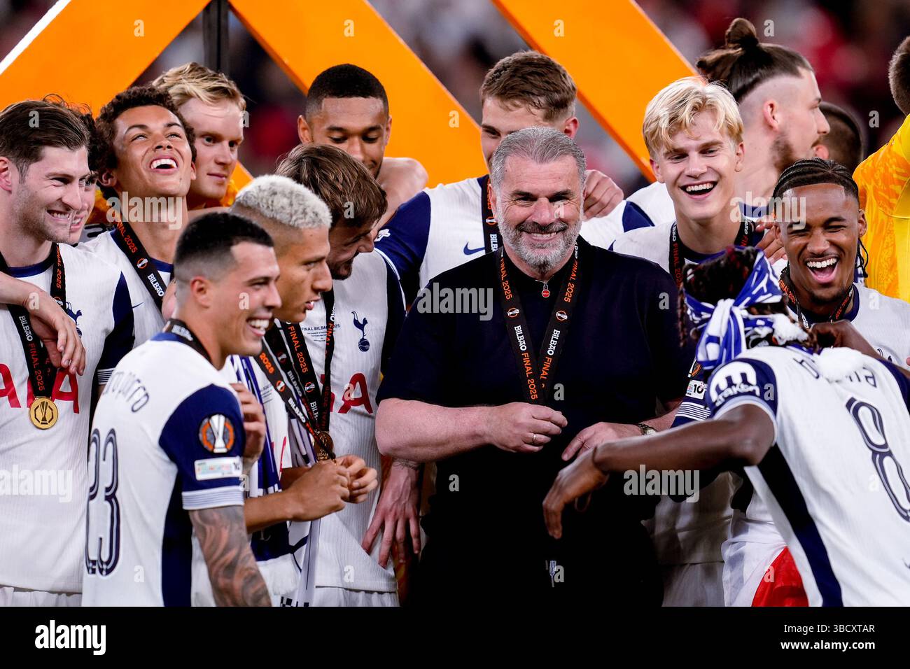 Bilbao, Spagna. 21 maggio 2025. Ange Postecoglou allenatore del Tottenham Hotspur festeggia con i suoi giocatori al termine della finale di UEFA Europa League tra il Tottenham Hotspur e il Manchester United al San Mames Stadium il 21 maggio 2025 a Bilbao, in Spagna. Crediti: Giuseppe Maffia/Alamy Live News Foto Stock