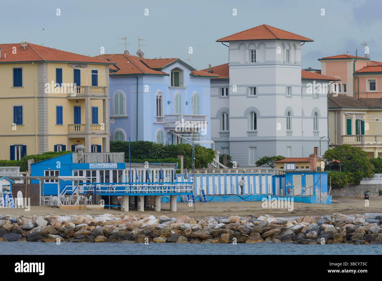 Scenografica architettura costiera con edifici vivaci su una spiaggia mediterranea. San Vincenzo, Livorno, Italia Foto Stock