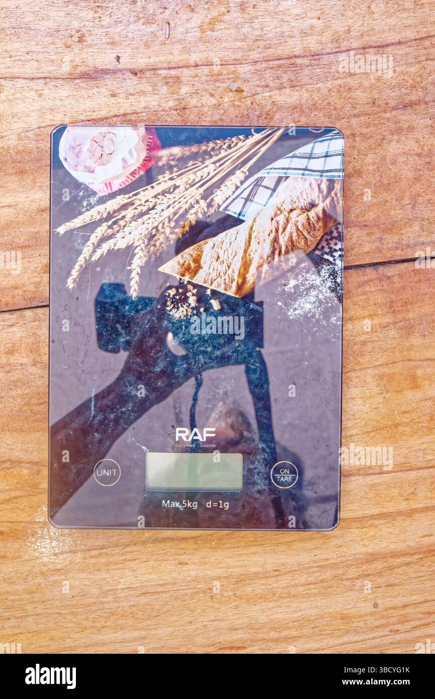 Scala digitale cinese prodotta per l'esportazione dalla società RAF, un'azienda cinese che produce prodotti elettronici nazionali. Comprata usata in Nicaragua. Foto Stock