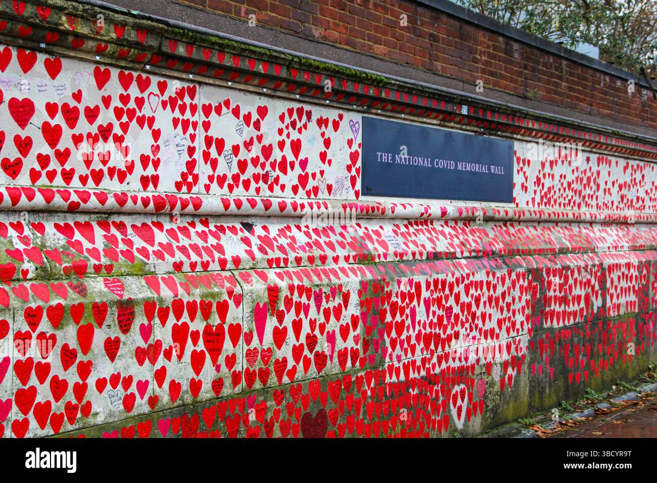 Albert Embankment, ampia esposizione di cuori rossi dipinti in memoria delle vittime del COVID-19 lungo la South Bank di Londra, il National Covid Memorial Wall Foto Stock