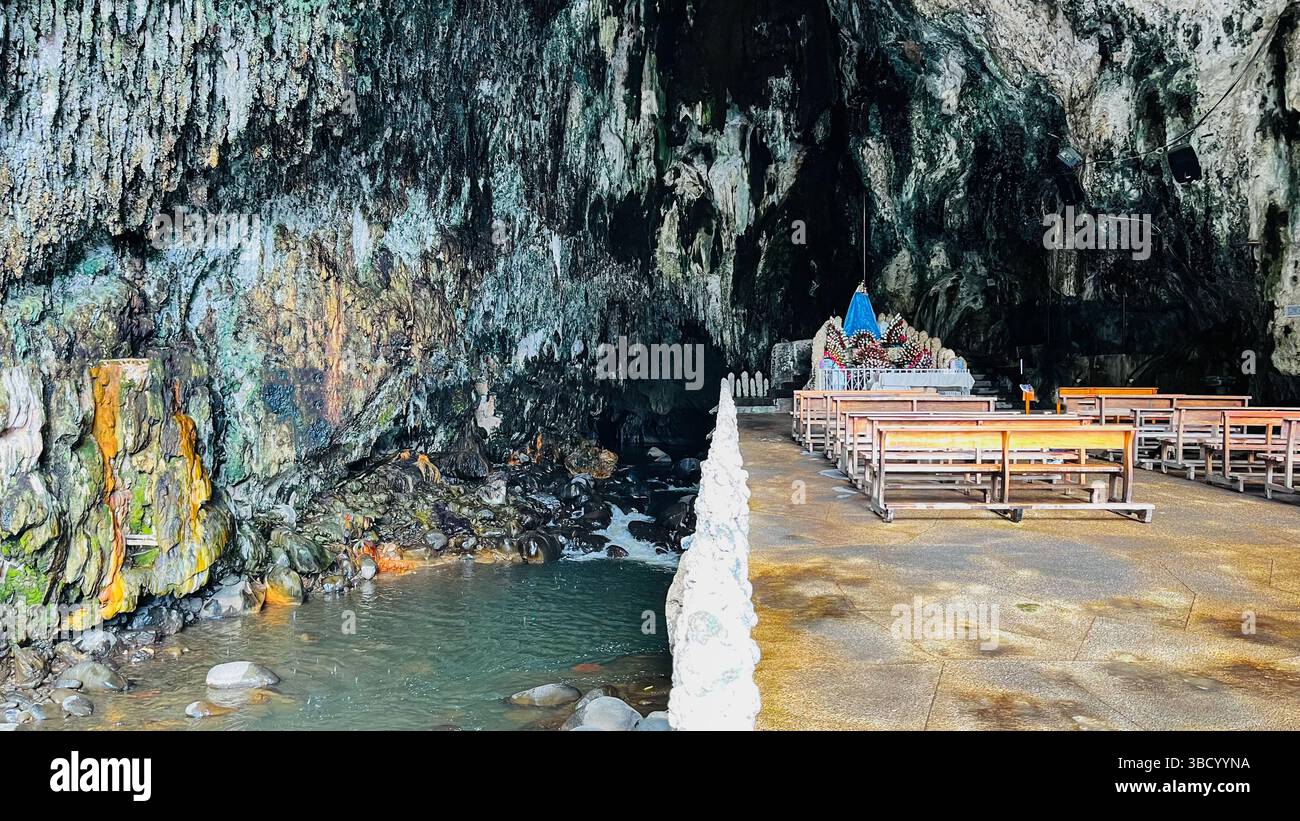 Foto orizzontale di Gruta de la Paz, "Grotta della Pace" inglese, Ecuador. Insolita chiesa cattolica costruita nella grotta accanto al fiume galleggiante Apaqui Thought Foto Stock