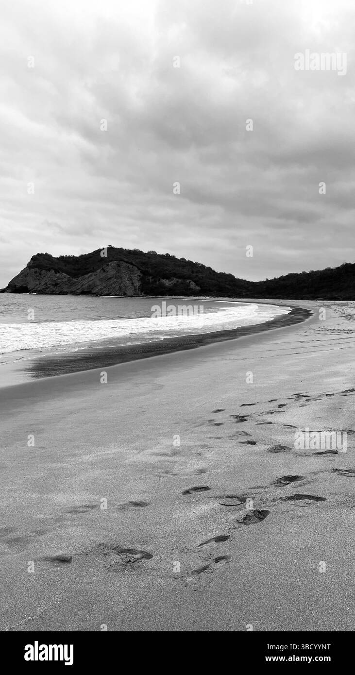 Ritratto in bianco e nero della bellezza della spiaggia di Los Frailes nella natura incontaminata del Parco Nazionale di Machalilla in Ecuador. Foto Stock