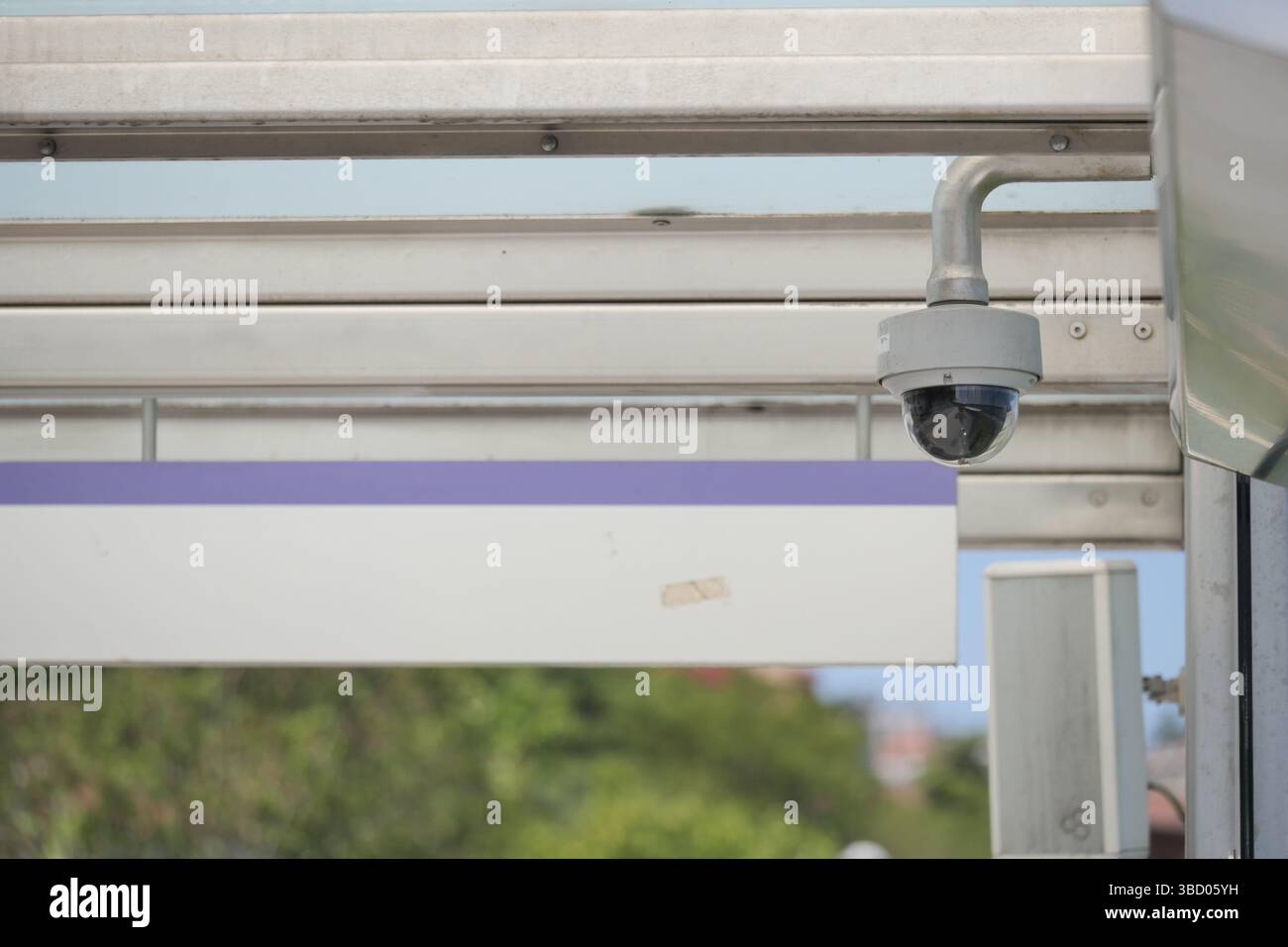 Telecamera di sicurezza installata presso la stazione dei trasporti pubblici Foto Stock