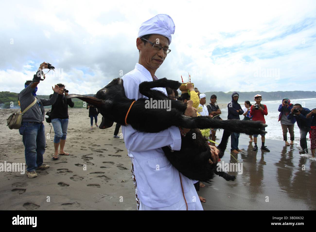 Gli indù lanceranno una capra in mare come forma di offerta in vista del Capodanno Caka del 1940 Nyepi Day. Foto Stock