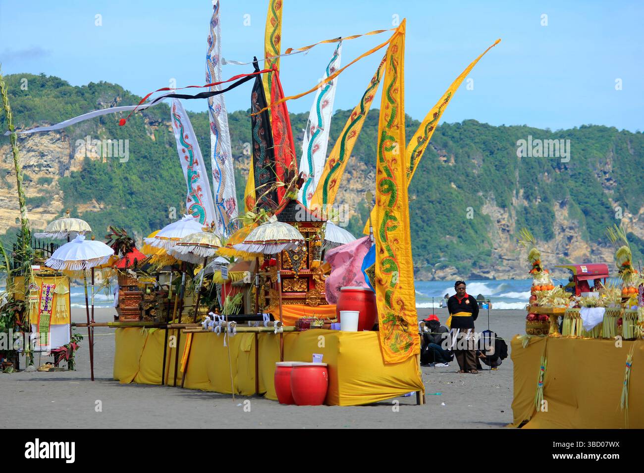 Altare di preghiera indù durante lo svolgimento di rituali di culto sulla costa del Parangkusumo.beach. Foto Stock