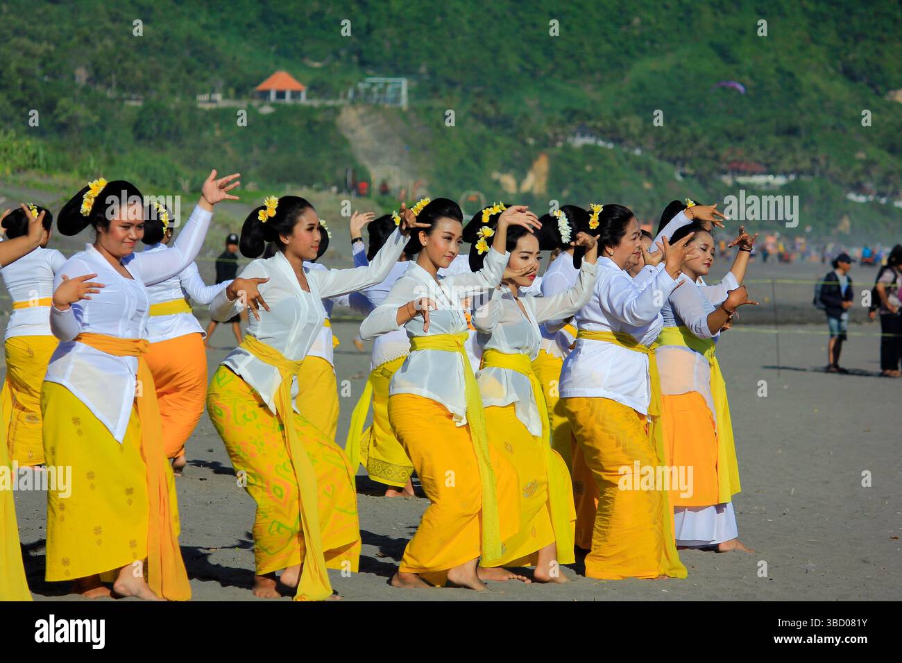 Belle donne indù si spostano con grazia alla danza Rejang durante la celebrazione della cerimonia religiosa Melasti. Foto Stock