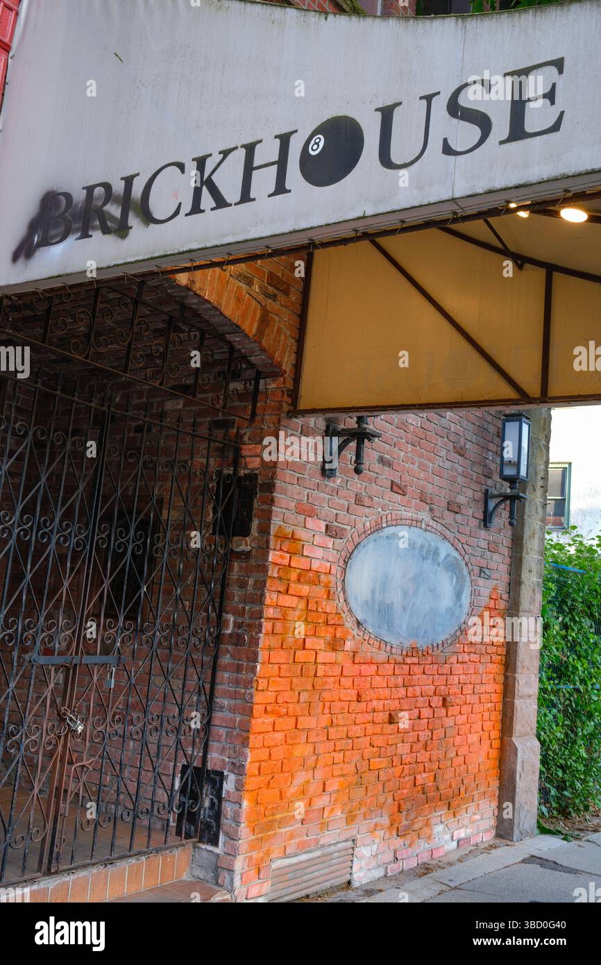 La tenda indossata del pub Brickhouse lungo Main Street a Vancouver, BC. Foto Stock