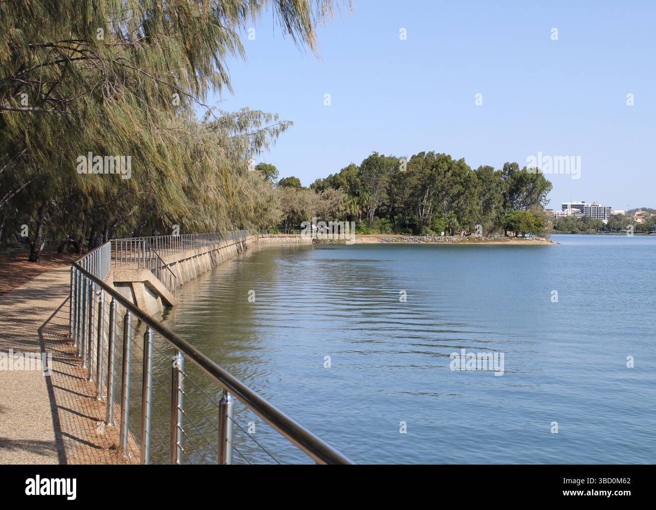 Acqua, alberi e sentiero allo Spinnaker Park di Gladstone, Queensland, Australia Foto Stock