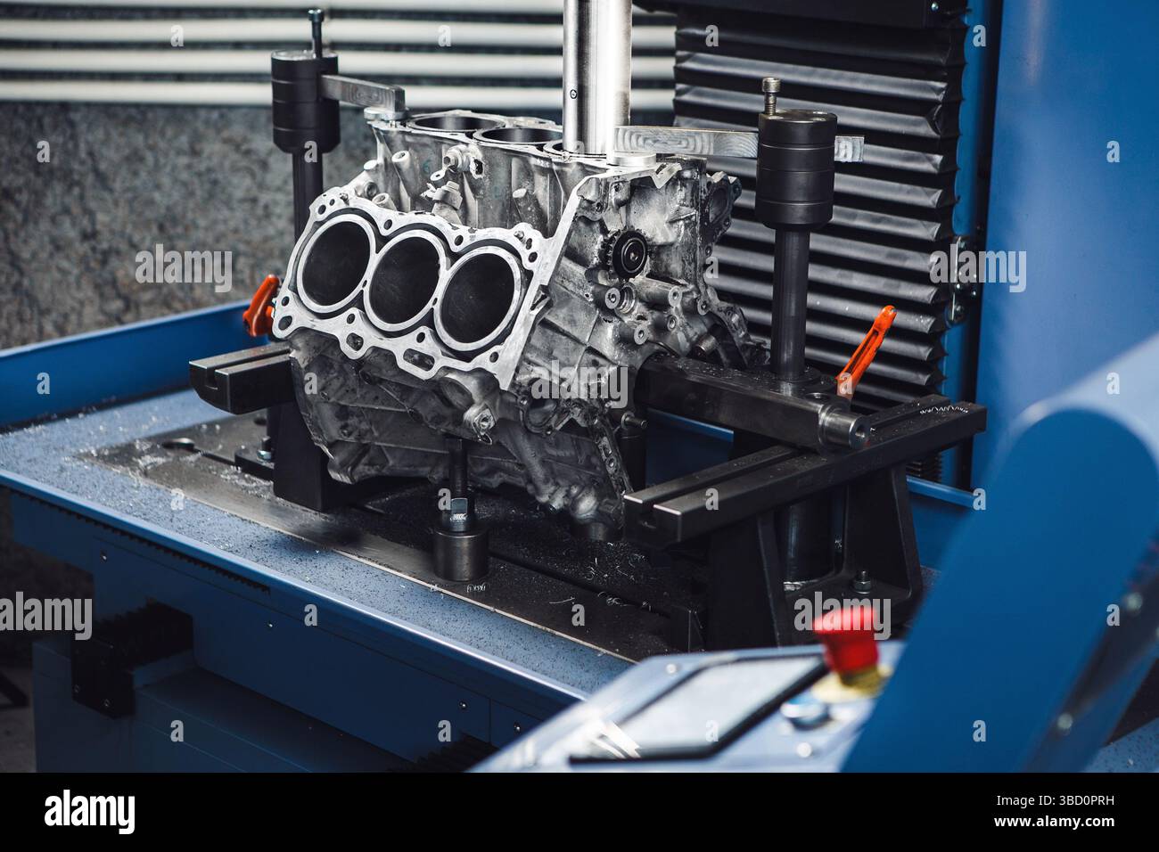Riparazione del motore a tre cilindri su macchine CNC, alesatura sotto il pistone mediante macchina a controllo numerico computerizzato. Foto Stock