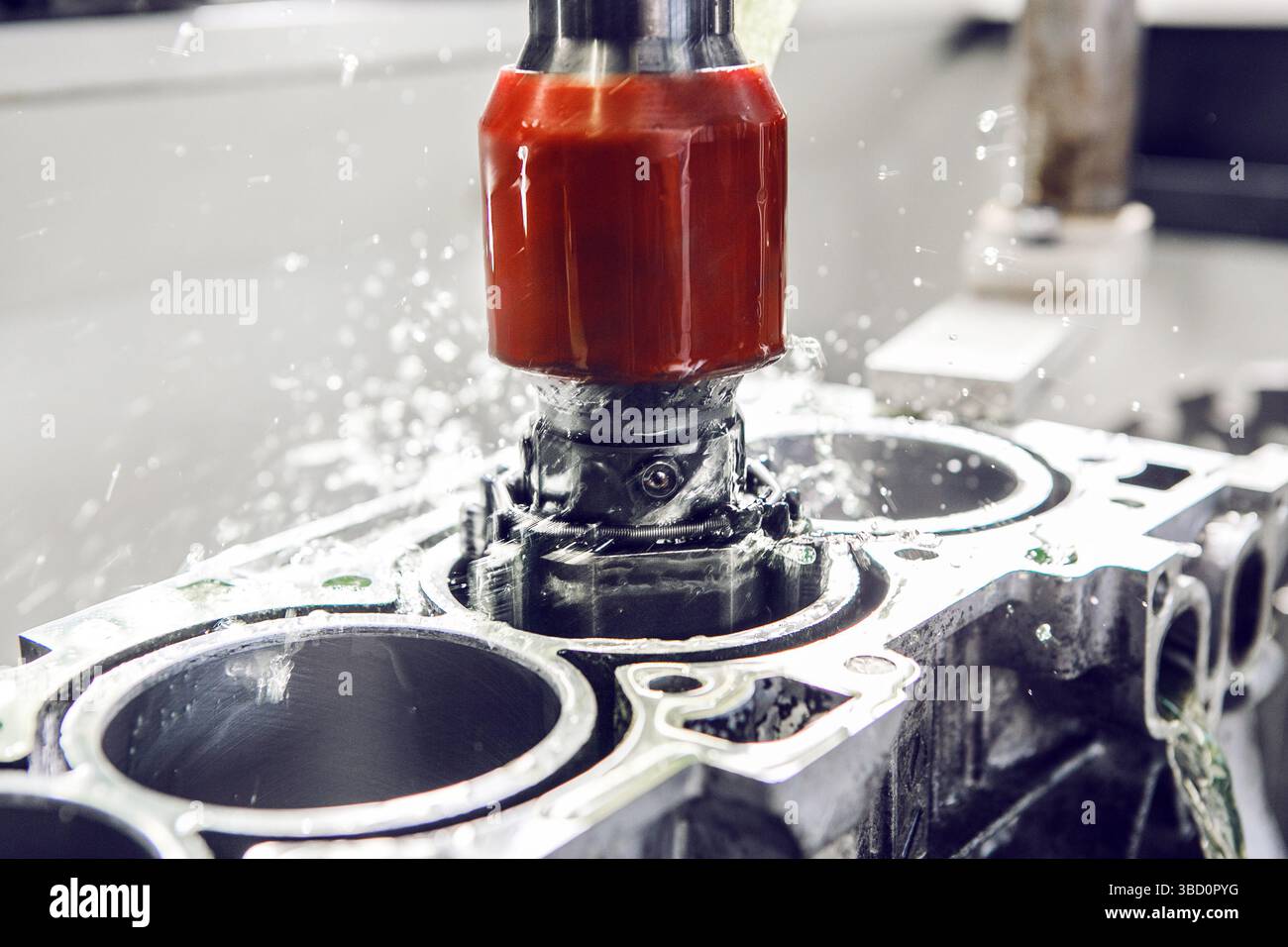 Macchina per affilatura automatica a cilindri CNC del motore. Officina automobilistica, macchina con controllo numerico computerizzato. Foto Stock