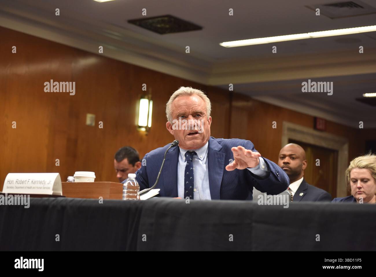 Washington, USA. 20 maggio 2025. Il Segretario della salute e dei servizi umani DEGLI STATI UNITI Robert F. Kennedy Jr. Testimonia davanti al Comitato del Senato per la salute, l'istruzione, il lavoro e le pensioni a Capitol Hill il 20 maggio 2025 a Washington DC. Kennedy ha testimoniato davanti al Comitato del Senato sul bilancio dell'anno fiscale 2026 proposto dal Dipartimento della salute e dei servizi umani. Credito: Sha Hanting/China News Service/Alamy Live News Foto Stock