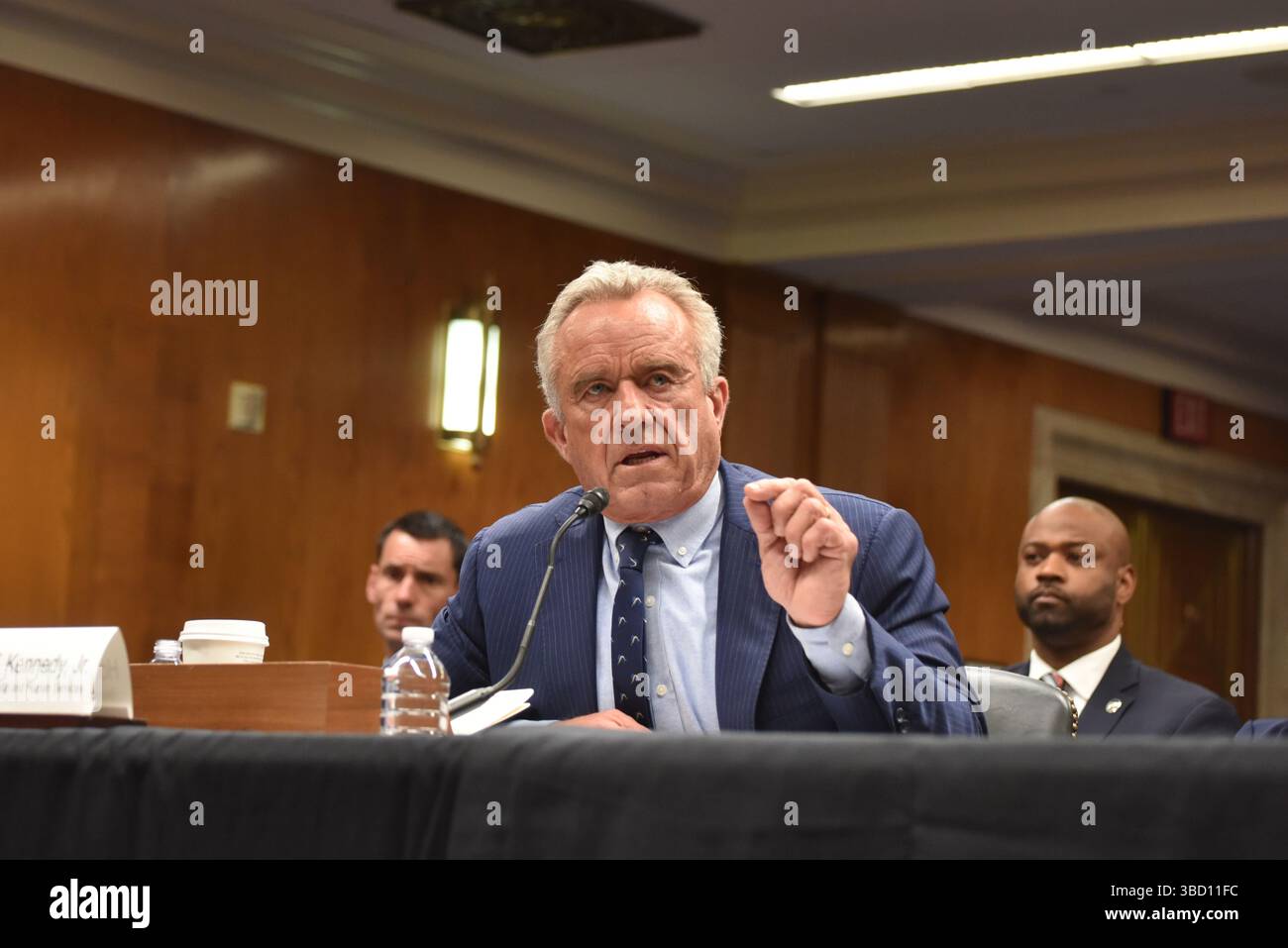 Washington, USA. 20 maggio 2025. Il Segretario della salute e dei servizi umani DEGLI STATI UNITI Robert F. Kennedy Jr. Testimonia davanti al Comitato del Senato per la salute, l'istruzione, il lavoro e le pensioni a Capitol Hill il 20 maggio 2025 a Washington DC. Kennedy ha testimoniato davanti al Comitato del Senato sul bilancio dell'anno fiscale 2026 proposto dal Dipartimento della salute e dei servizi umani. Credito: Sha Hanting/China News Service/Alamy Live News Foto Stock