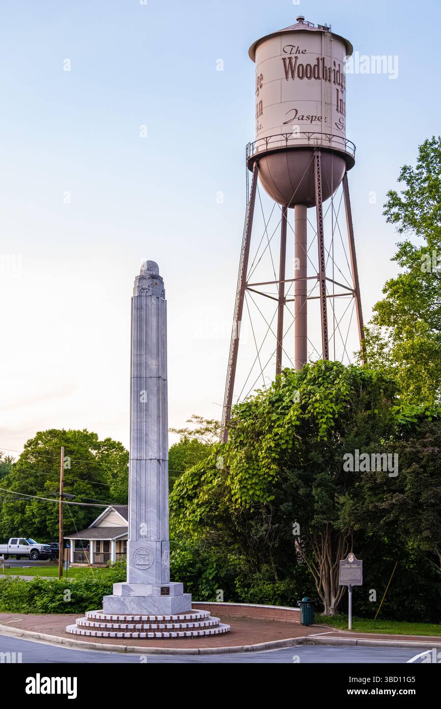 Oglethorpe Monument, obelisco in marmo e torre d'acqua Woodbridge Inn lungo Main Street a Jasper, Georgia. (USA) Foto Stock