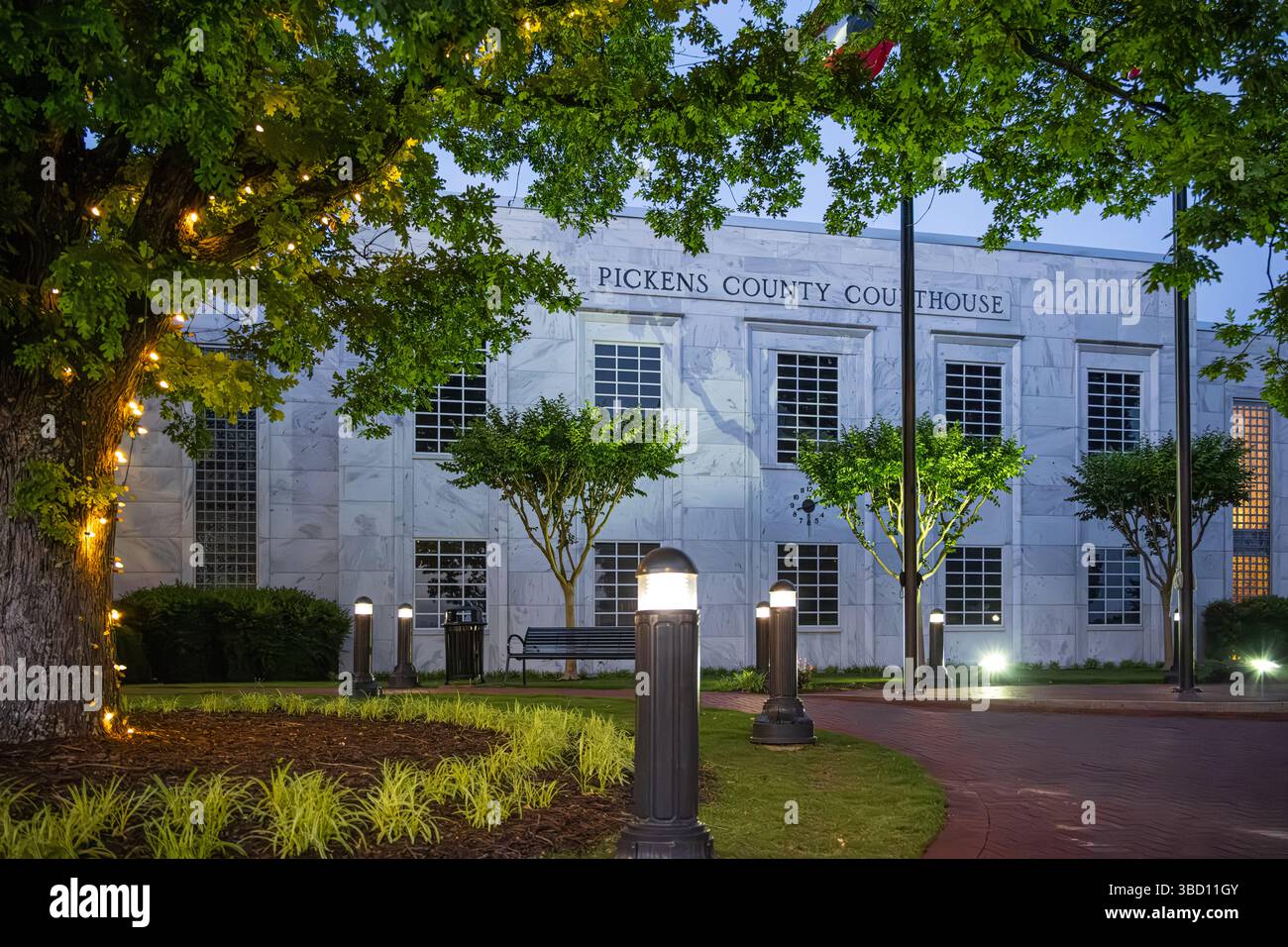 Tribunale della contea di Pickens al crepuscolo sulla Main Street nel centro di Jasper, Georgia. (USA) Foto Stock