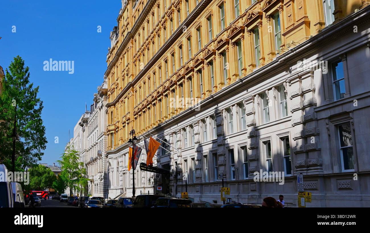 Il Corinthia Hotel a Whitehall London guarda in fondo a Whitehall Place Foto Stock