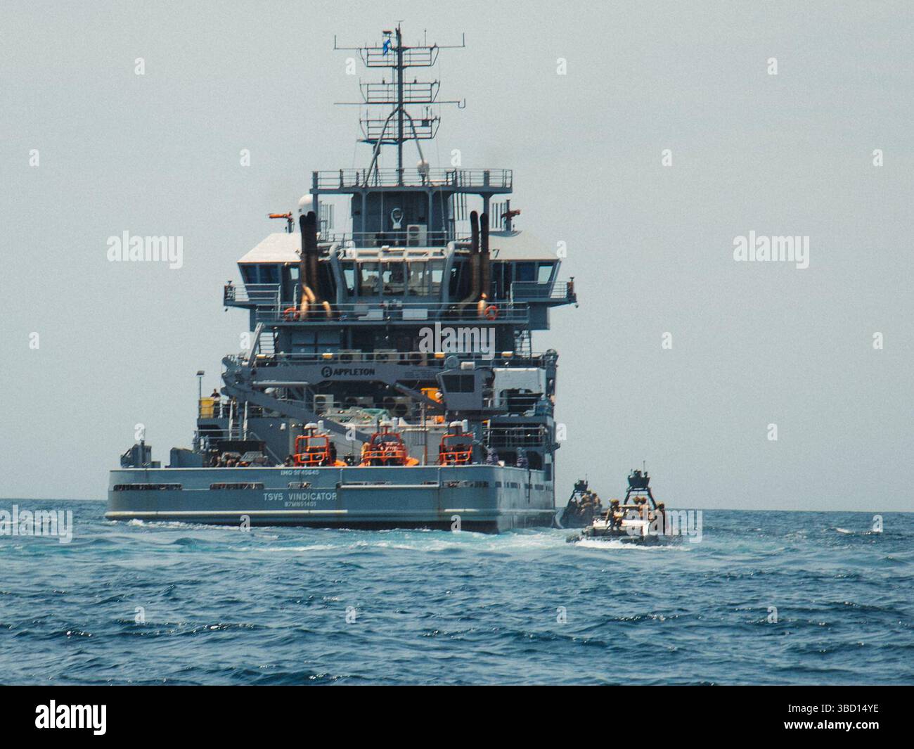 US Marines with Maritime Special Purpose Force, 22nd Marine Expeditionary Unit, si avvicinano a una nave in imbarcazioni gonfiabili a scafo rigido potenziate per condurre operazioni di intercettazione marittima a bordo della nave di supporto per l'addestramento USNS Vindicator (TSV5) della Marina degli Stati Uniti a sostegno dell'Iwo Jima Amphibious Ready Group Marine Expeditionary Unit Expeditionary Unit Expeditionary (ARGMEUEX) mentre è in corso nell'Oceano Atlantico, 18 maggio 2025. Durante ARGMEUEX, il 22° MEU, a bordo di IWO ARG Shipping, conduce vari compiti essenziali della missione che migliorano la prontezza operativa e la letalità come squadra unificata IWOARG/22 MEU. (Foto del corpo dei Marines degli Stati Uniti di S Foto Stock