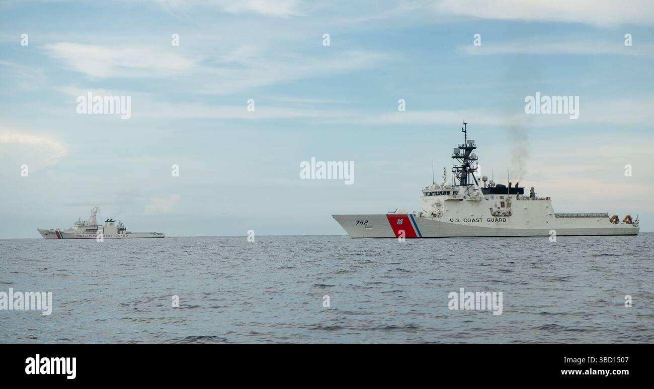 La classe Legend USCGC Stratton (WMSL 752) naviga con la nave della Guardia Costiera delle Filippine BRP Melchora Aquino (MRRV-9702) durante un esercizio tattico di divisione nel Mare di Sulu, il 20 maggio 2025. Stratton è schierato e assegnato al Destroyer Squadron (DESRON) 15, il più grande DESRON della Marina e la principale forza di superficie della 7th Fleet. La Guardia Costiera degli Stati Uniti opera nell'Indo-Pacifico da più di 150 anni e il servizio sta aumentando gli sforzi attraverso pattuglie bilaterali mirate con i nostri taglierini di sicurezza nazionale, taglierini a risposta rapida e altre attività condotte a sostegno di missioni marittime Foto Stock