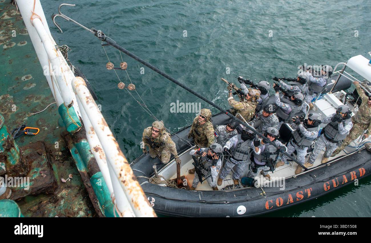 I membri della Guardia Costiera degli Stati Uniti del Maritime Security Response Team (MSRT) West operano a fianco dei membri della forza operazioni speciali della Guardia Costiera filippina a bordo di una nave come parte di un esercizio di addestramento a Puerto Princesa, Filippine, 17 maggio 2025. Stratton è schierato e assegnato al Destroyer Squadron (DESRON) 15, il più grande DESRON della Marina e la principale forza di superficie della 7th Fleet. La Guardia Costiera degli Stati Uniti opera nell'Indo-Pacifico da più di 150 anni e il servizio sta aumentando gli sforzi attraverso pattuglie bilaterali mirate con i nostri taglierini di sicurezza nazionale, taglierine a risposta rapida, AN Foto Stock