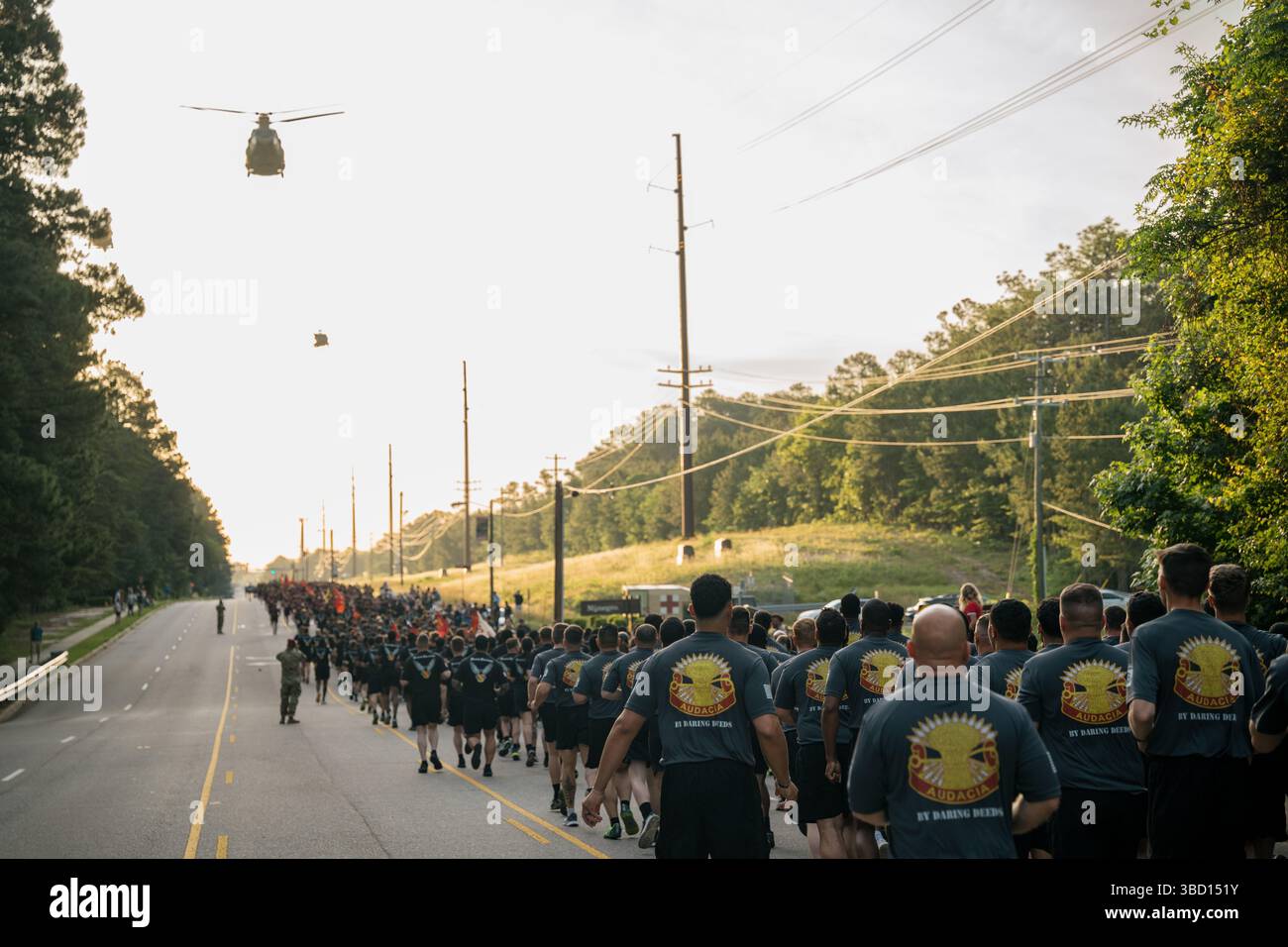 I paracadutisti della 82nd Airborne Division partecipano alla Division Run come parte di All American Week a Fort Bragg, Carolina del Nord, 19 maggio 2025. L'annuale All American Week Division Run è una dimostrazione di forza, dimostrando il potere e la potenza della letale 82nd Airborne Division. (Foto dell'esercito DEGLI STATI UNITI di SPC. Roberto Archila) Foto Stock
