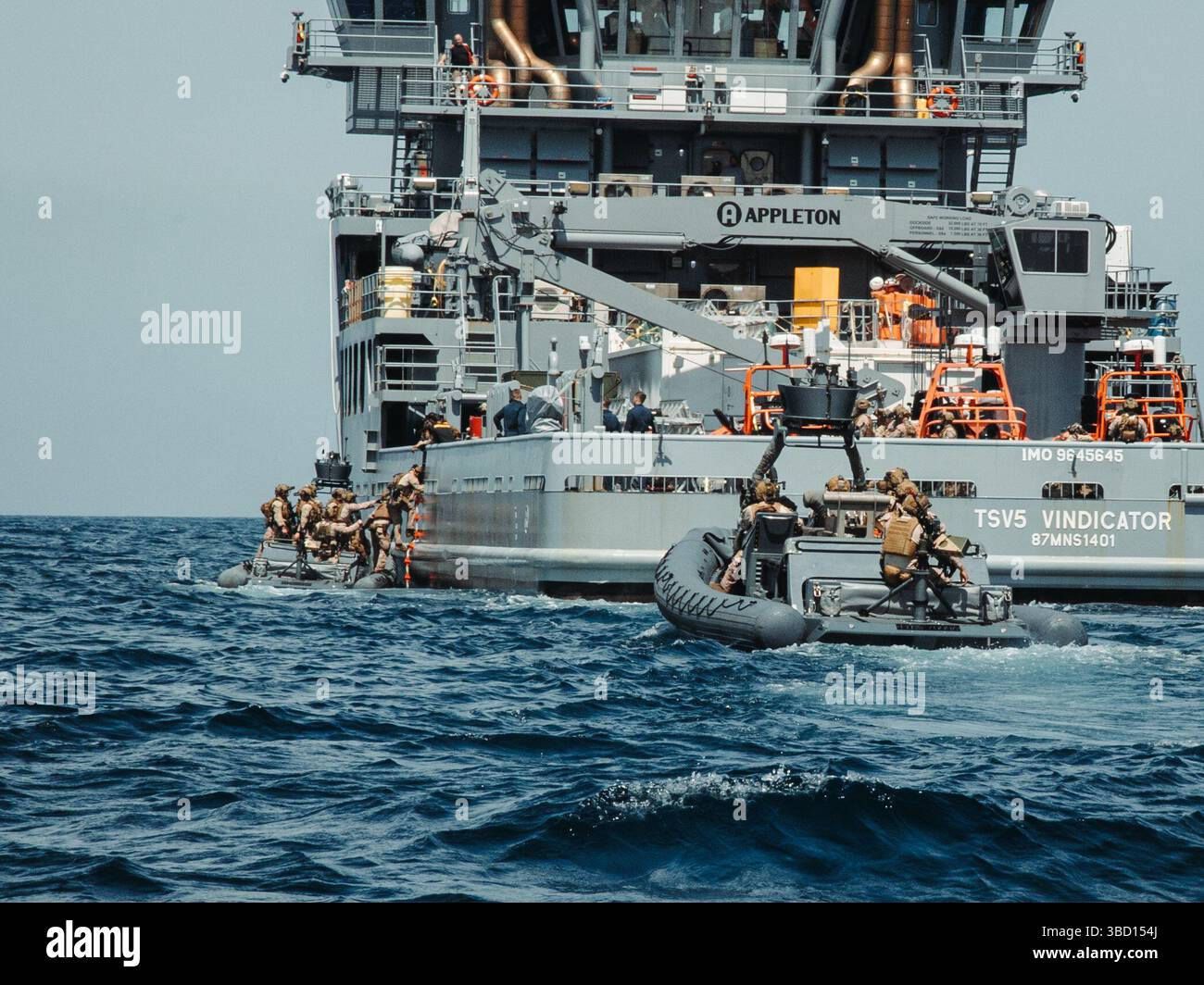 US Marines with Maritime Special Purpose Force, 22nd Marine Expeditionary Unit, salgono a bordo di una nave con gommoni a scafo rigido mentre conducono operazioni di intercettazione marittima a bordo della nave di supporto per l'addestramento USNS Vindicator (TSV5) della US Navy a sostegno dell'Iwo Jima Amphibious Ready Group Marine Expeditionary Unit Expeditionary Unit Expeditionary Unit Expeditionary (ARGMEUEX) mentre si in corso nell'Oceano Atlantico, 18 maggio 2025. Durante ARGMEUEX, il 22° MEU, a bordo di IWO ARG Shipping, conduce vari compiti essenziali della missione che migliorano la prontezza operativa e la letalità come squadra unificata IWOARG/22 MEU. (Foto del corpo dei Marines degli Stati Uniti di Sgt. TA Foto Stock