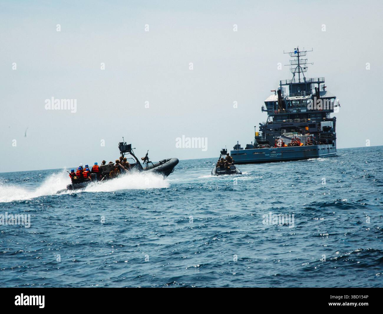 US Marines with Maritime Special Purpose Force, 22nd Marine Expeditionary Unit, si avvicinano a una nave in imbarcazioni gonfiabili a scafo rigido potenziate per condurre operazioni di intercettazione marittima a bordo della nave di supporto per l'addestramento USNS Vindicator (TSV5) della Marina degli Stati Uniti a sostegno dell'Iwo Jima Amphibious Ready Group Marine Expeditionary Unit Expeditionary Unit Expeditionary (ARGMEUEX) mentre è in corso nell'Oceano Atlantico, 18 maggio 2025. Durante ARGMEUEX, il 22° MEU, a bordo di IWO ARG Shipping, conduce vari compiti essenziali della missione che migliorano la prontezza operativa e la letalità come squadra unificata IWOARG/22 MEU. (Foto del corpo dei Marines degli Stati Uniti di S Foto Stock