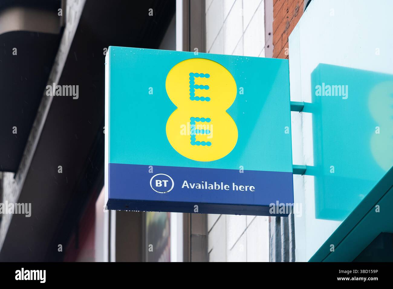Londra, Regno Unito - 19 ottobre 2024 - EE bandiera della compagnia britannica di telecomunicazioni Foto Stock
