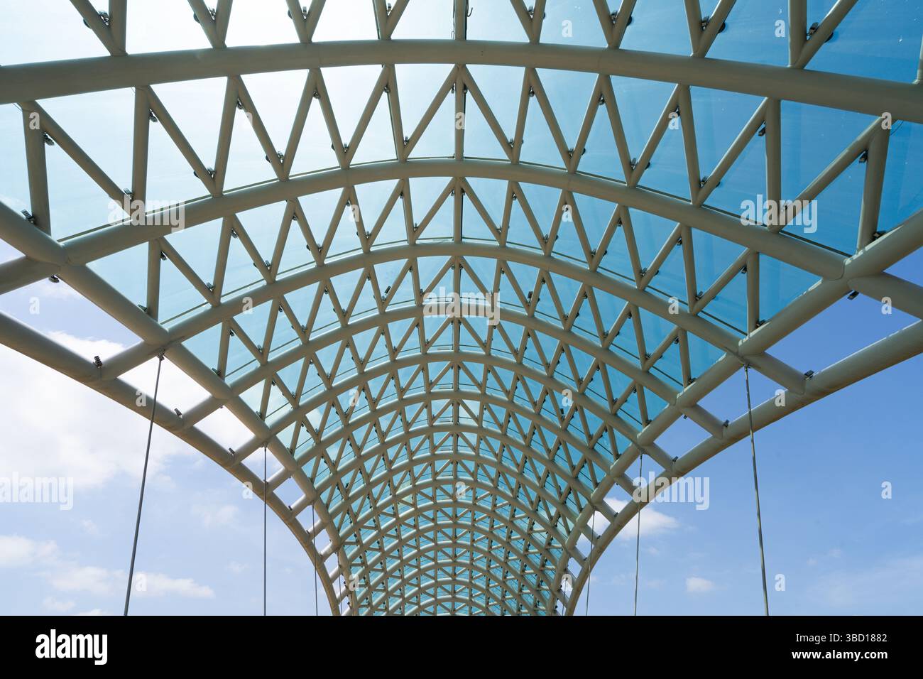 Tbilisi, Georgia. 17 maggio 2025. Vista panoramica del Peace Bridge sul fiume Kura nel centro della città Foto Stock