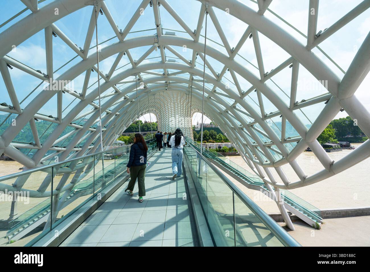 Tbilisi, Georgia. 17 maggio 2025. Vista panoramica del Peace Bridge sul fiume Kura nel centro della città Foto Stock