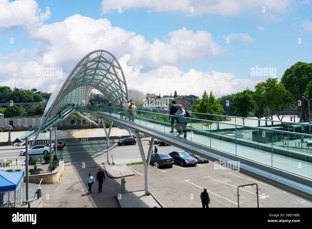 Tbilisi, Georgia. 17 maggio 2025. Vista panoramica del Peace Bridge sul fiume Kura nel centro della città Foto Stock