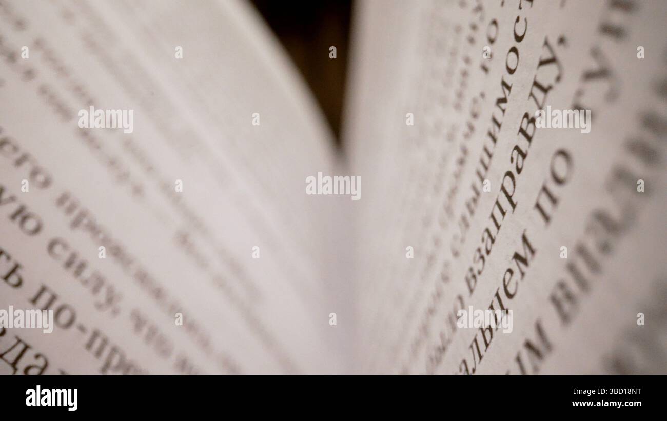 Libro aperto sulla macro fotografia. Testo sulle pagine di un libro aperto macrofotografia grandangolare Dolly shot. Foto Stock