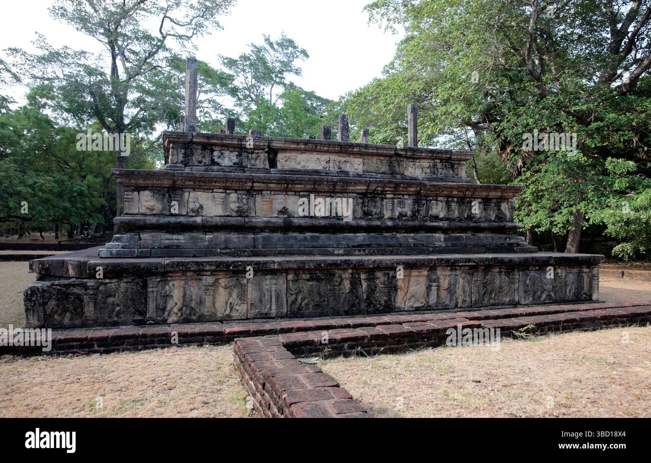 Scultura in pietra in stile bassorilievo sull'antica camera del canile, Polonnaruwa. Sri Lanka. Foto Stock