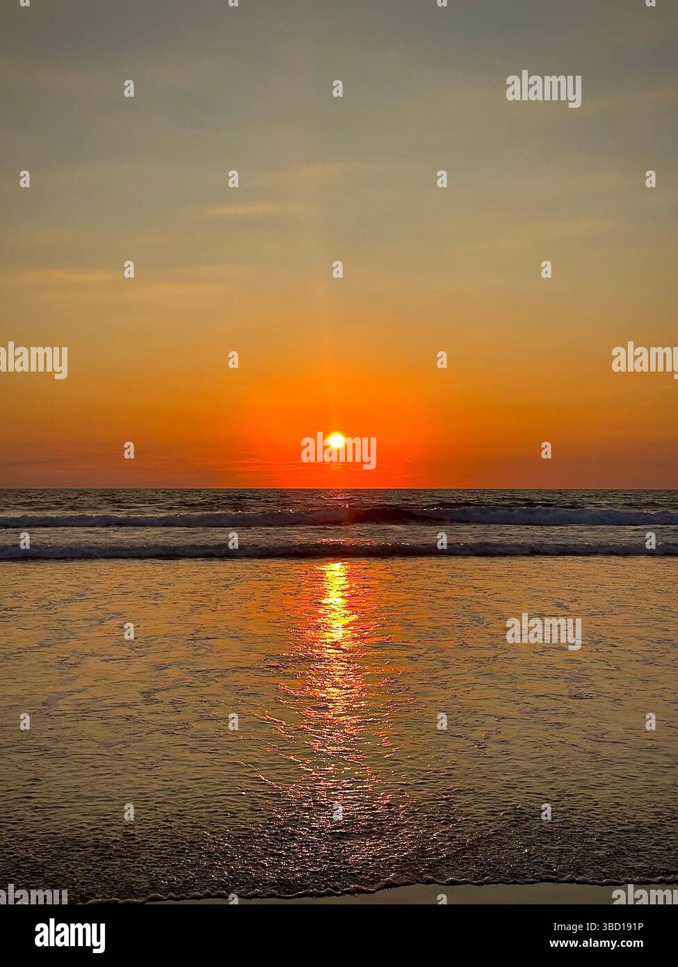 Tramonto dorato sulle dolci onde dell'oceano con riflessi vibranti sull'acqua, perfetto per viaggi, benessere e temi ispiratori - Immagine stock catturata con smartphone