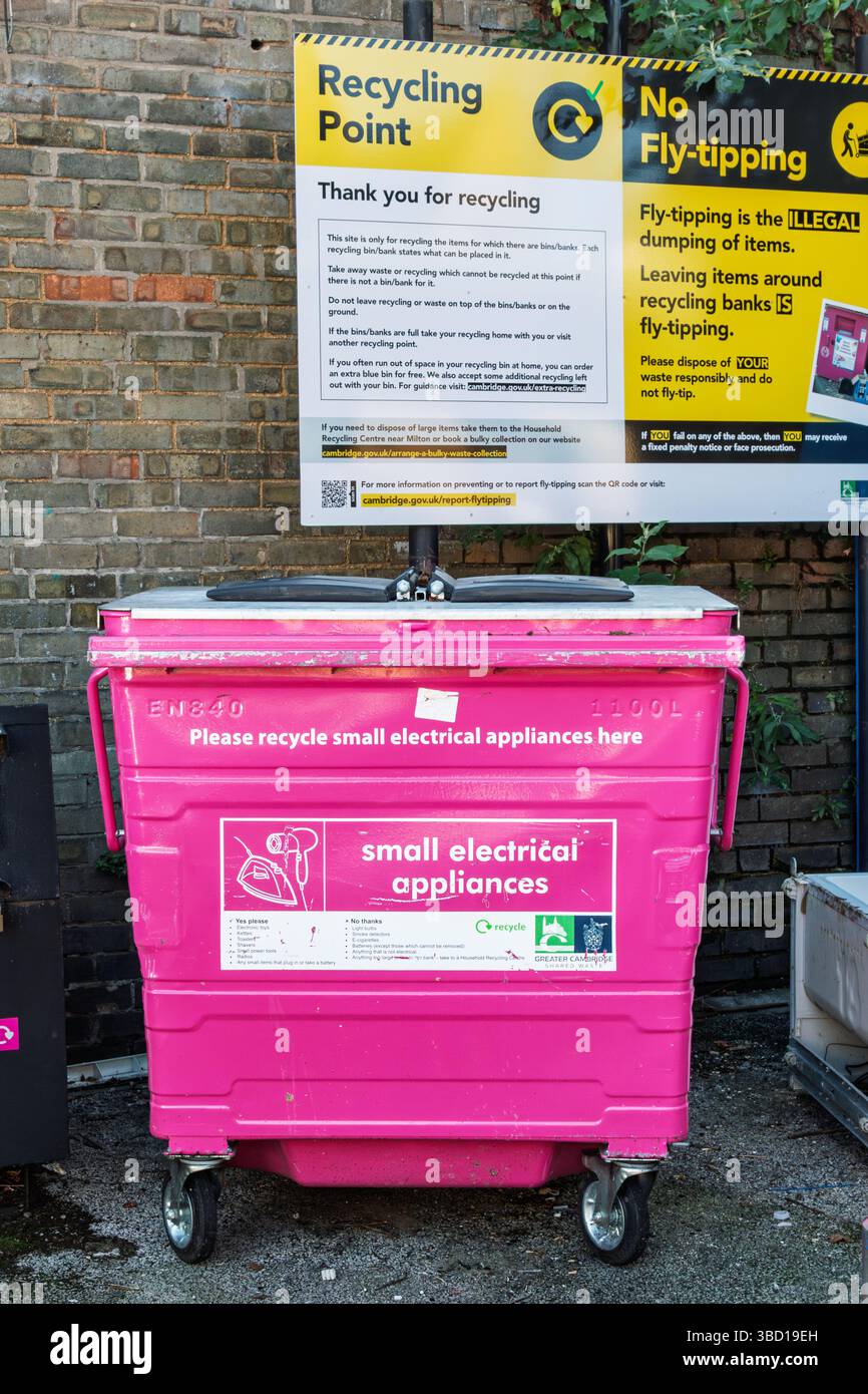 Un contenitore per il riciclaggio di apparecchi elettrici a Cambridge, Inghilterra, Regno Unito Foto Stock
