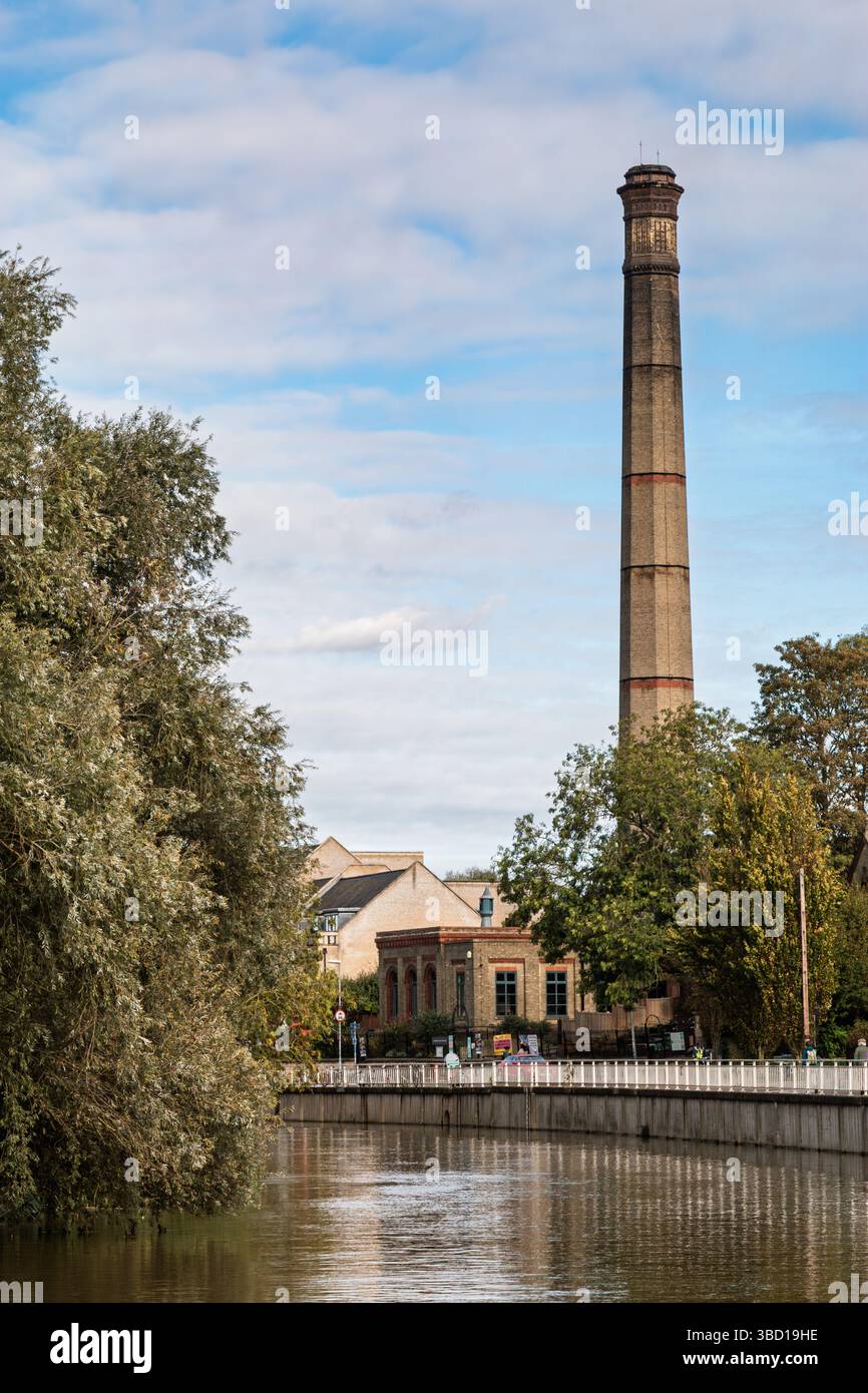 Una vista lungo il fiume Cam verso il camino del Cambridge Museum of Technology. Inghilterra, Regno Unito Foto Stock