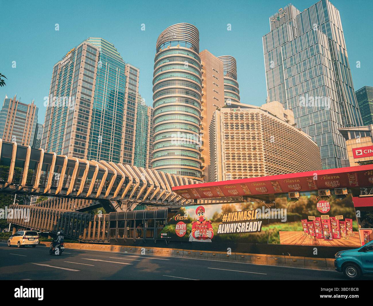 Giacarta, Indonesia - agosto 2024: Moderno paesaggio urbano di Giacarta con Sequis Tower, futuristico ponte pedonale (JPO) nei distretti SCBD. - Immagine stock catturata con smartphone