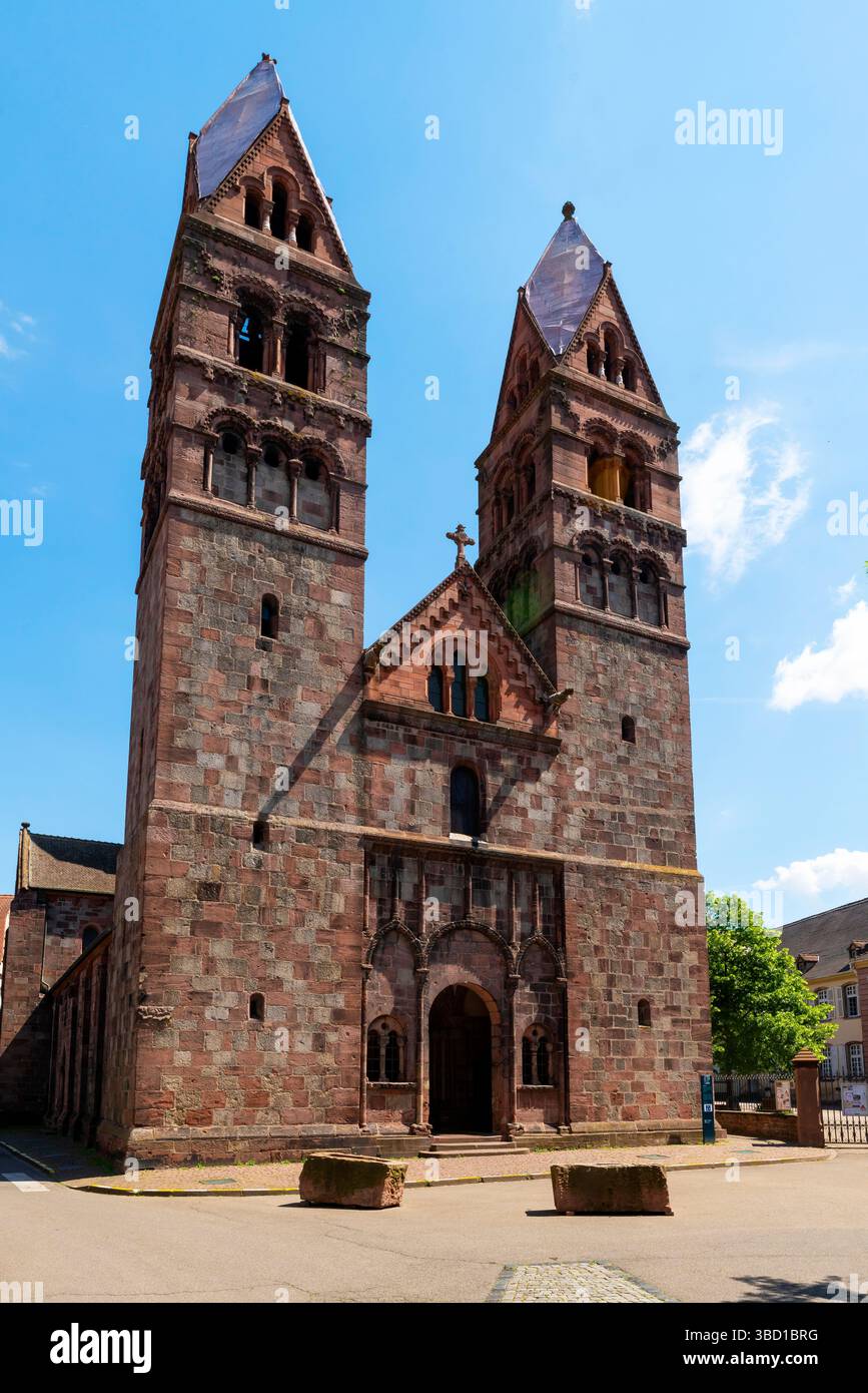 Facciata occidentale della chiesa romanica di Santa fede (Sainte-Foy) a Sélestat, Bas-Rhin, Alsazia, Francia. Foto Stock