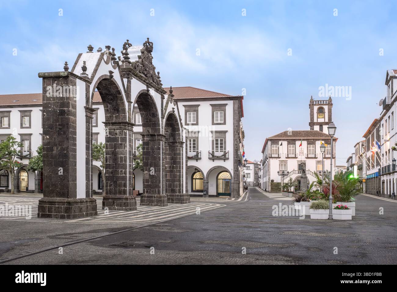 Porta storica di Portas da Cidade nella piazza principale di Ponta Delgada, Sao Miguel, Azzorre. Architettura coloniale portoghese, archi in pietra vulcanica, histor Foto Stock