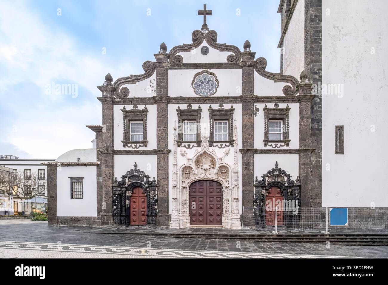 Facciata storica di Igreja de Sao Sebastiao a Ponta Delgada nelle Azzorre. Chiesa delle Azzorre, intricati lavori in pietra, architettura barocca, punto di riferimento culturale Sao Migu Foto Stock