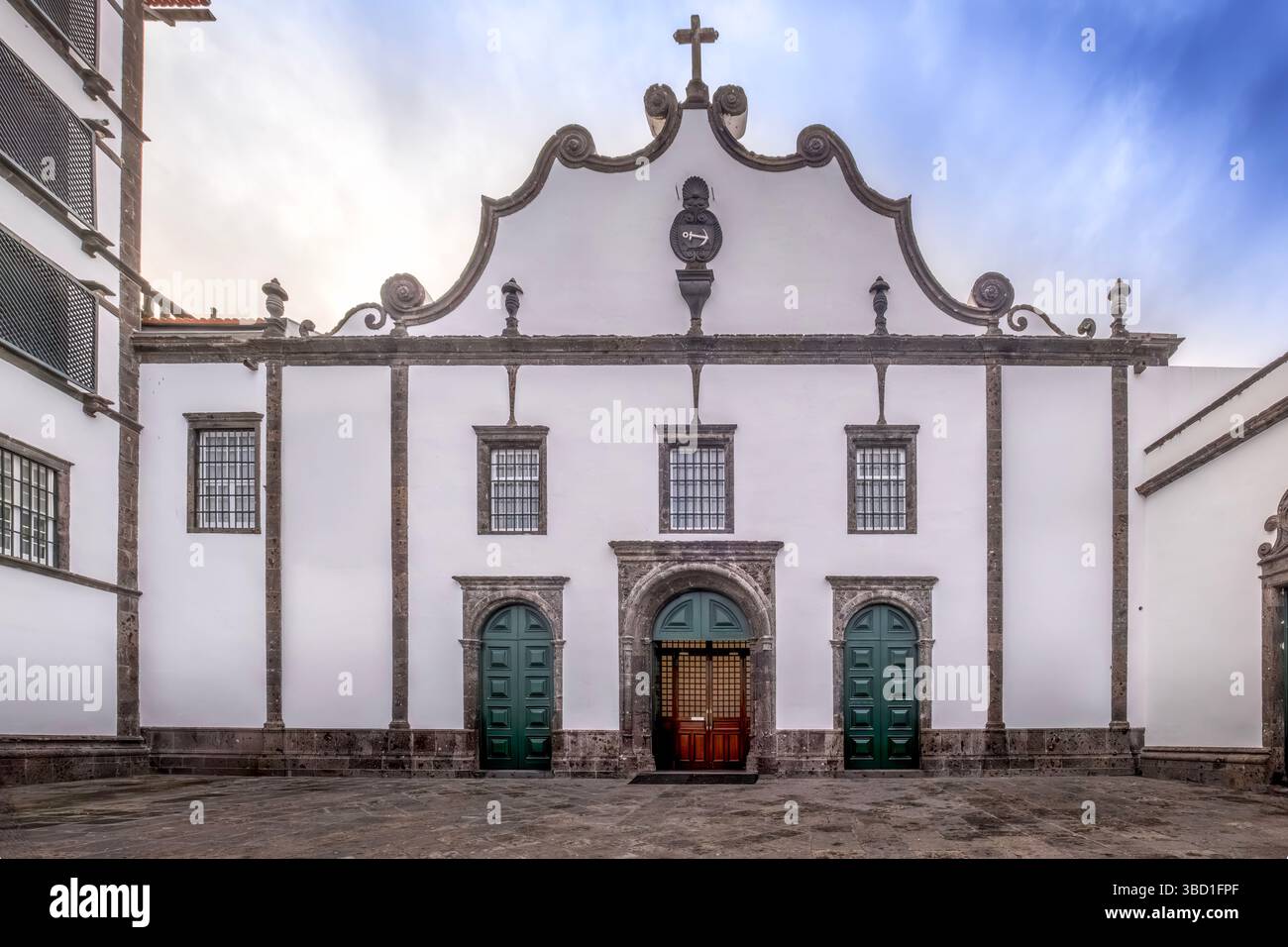 Facciata storica del Convento de Nossa Senhora da Esperanca con emblemi distintivi. Punto di riferimento di Ponta Delgada, spiritualità delle Azzorre, design barocco decorato, Foto Stock