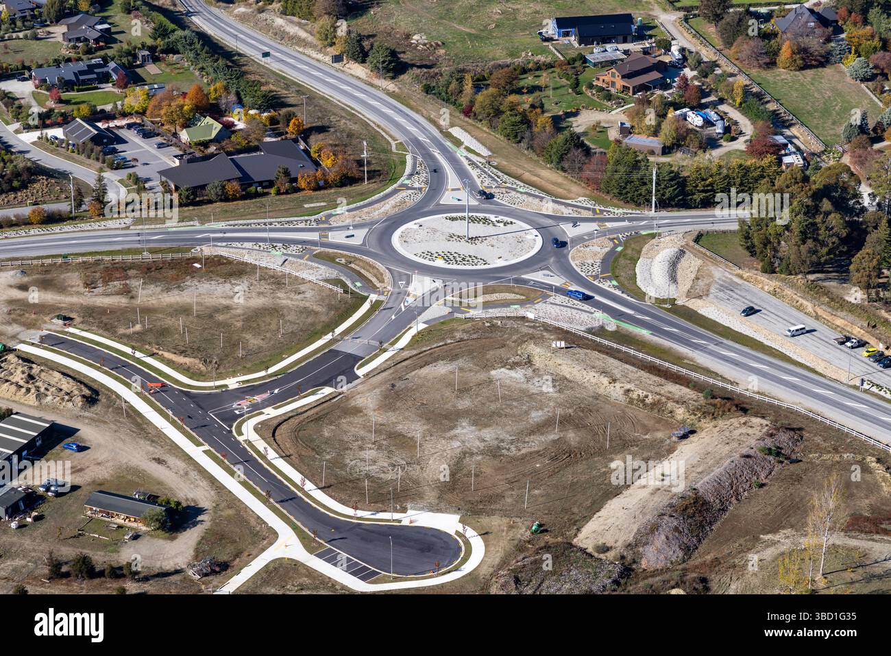 Città di Wanaka, vista aerea della nuova infrastruttura stradale per adattarsi alla pianificazione urbana e alla crescita abitativa cittadina, South Island, nuova Zelanda Foto Stock