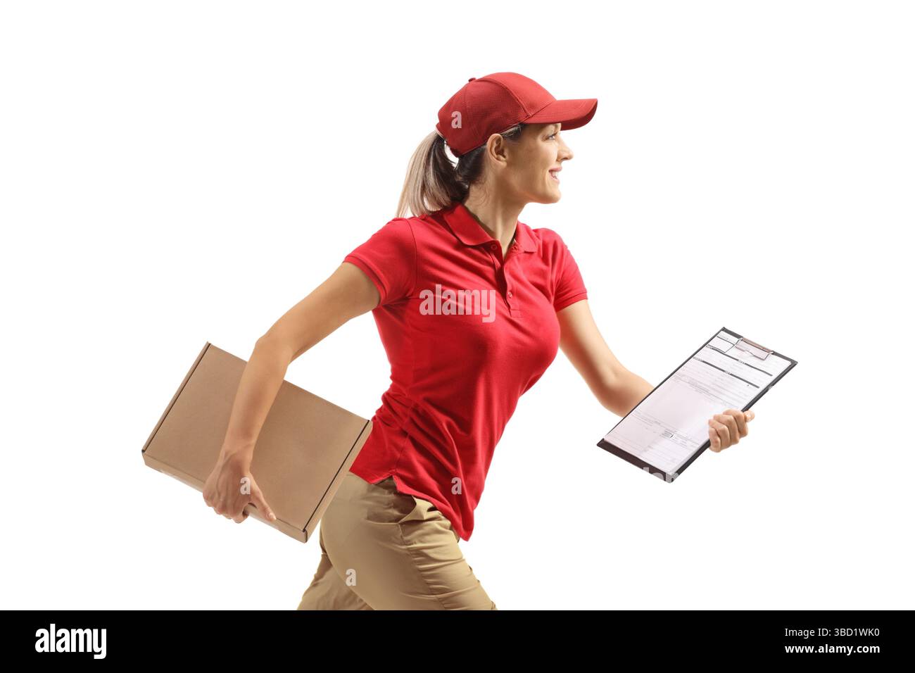 Donna in consegna che corre con una scatola e un documento isolato su sfondo bianco Foto Stock