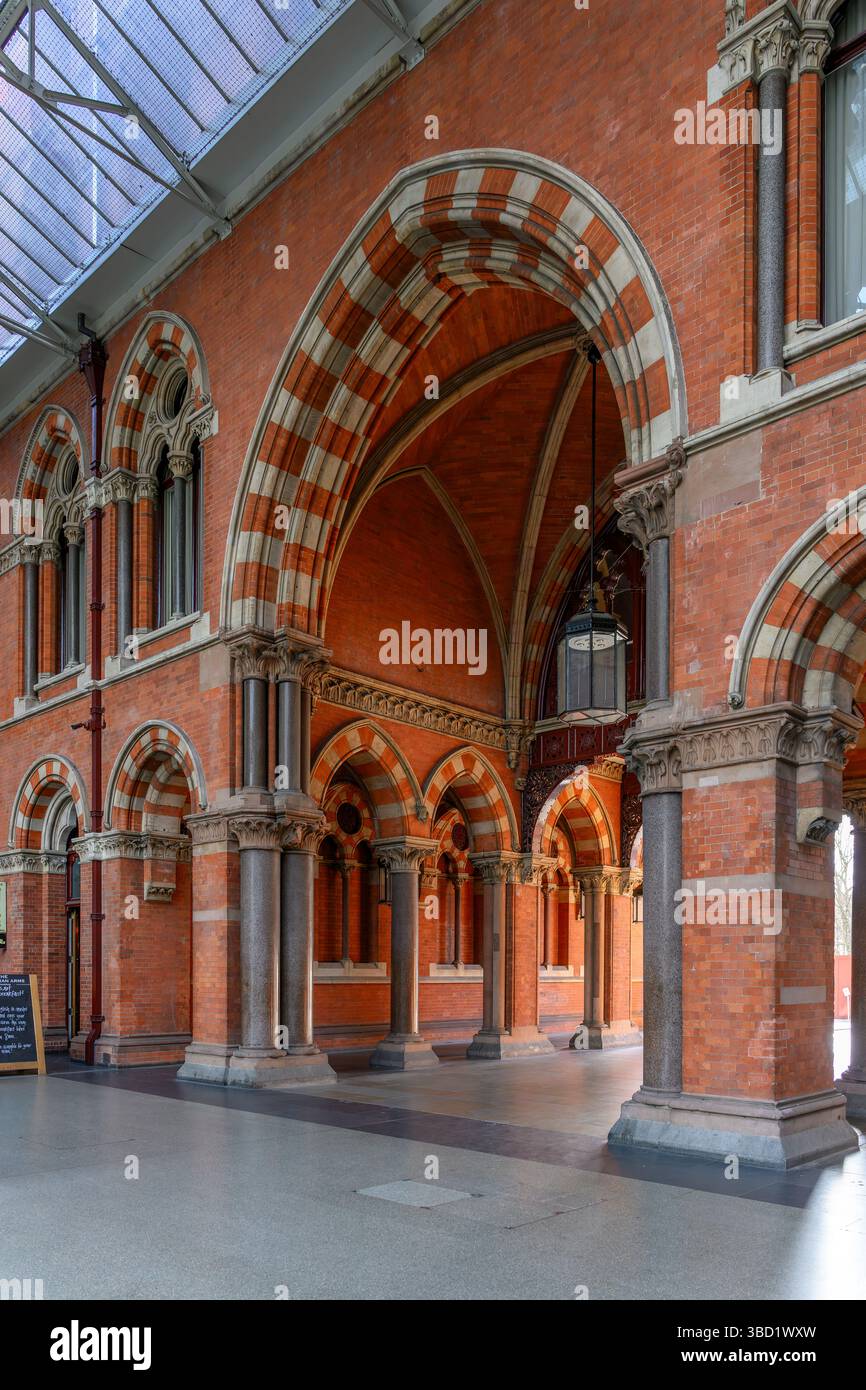 La mattina presto alla stazione ferroviaria internazionale St Pancras di Londra. I treni Eurostar iniziano il loro viaggio in treno attraverso il tunnel della Manica da qui. Foto Stock