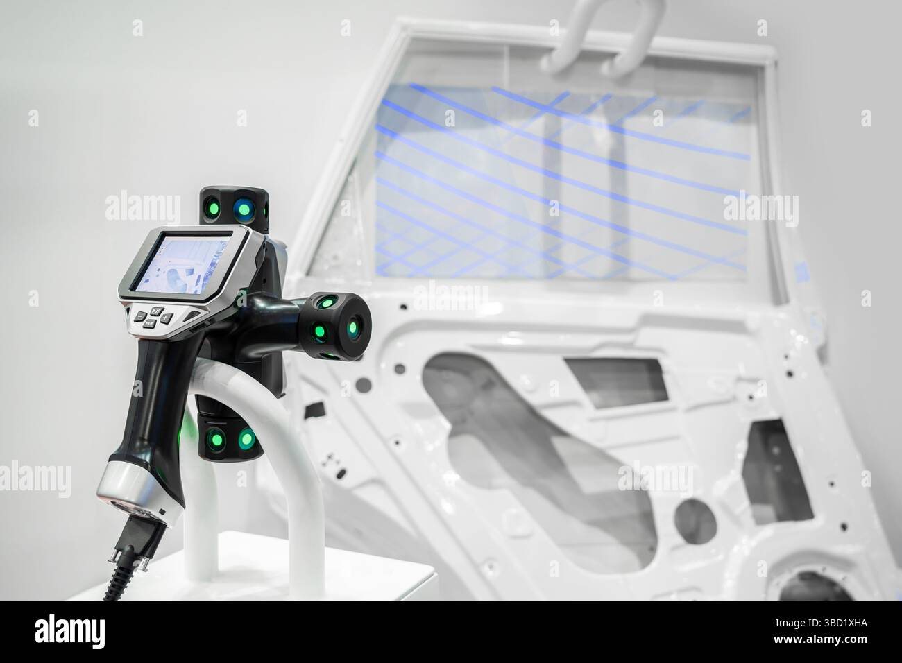 Primo piano sonda a sfioramento della macchina di misura automatica a coordinate CMM, dimensioni di ispezione parti automotive in alluminio con controllo a programmazione cnc, Hig Foto Stock