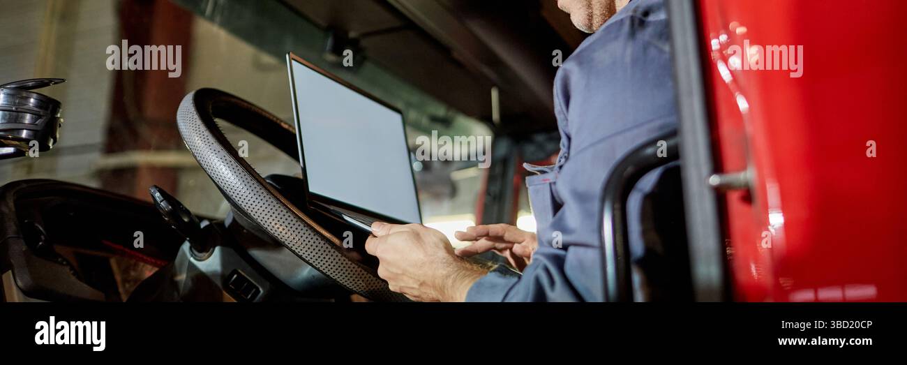 Utilizzo del computer portatile sul sedile del conducente del veicolo senza mani visibili Foto Stock