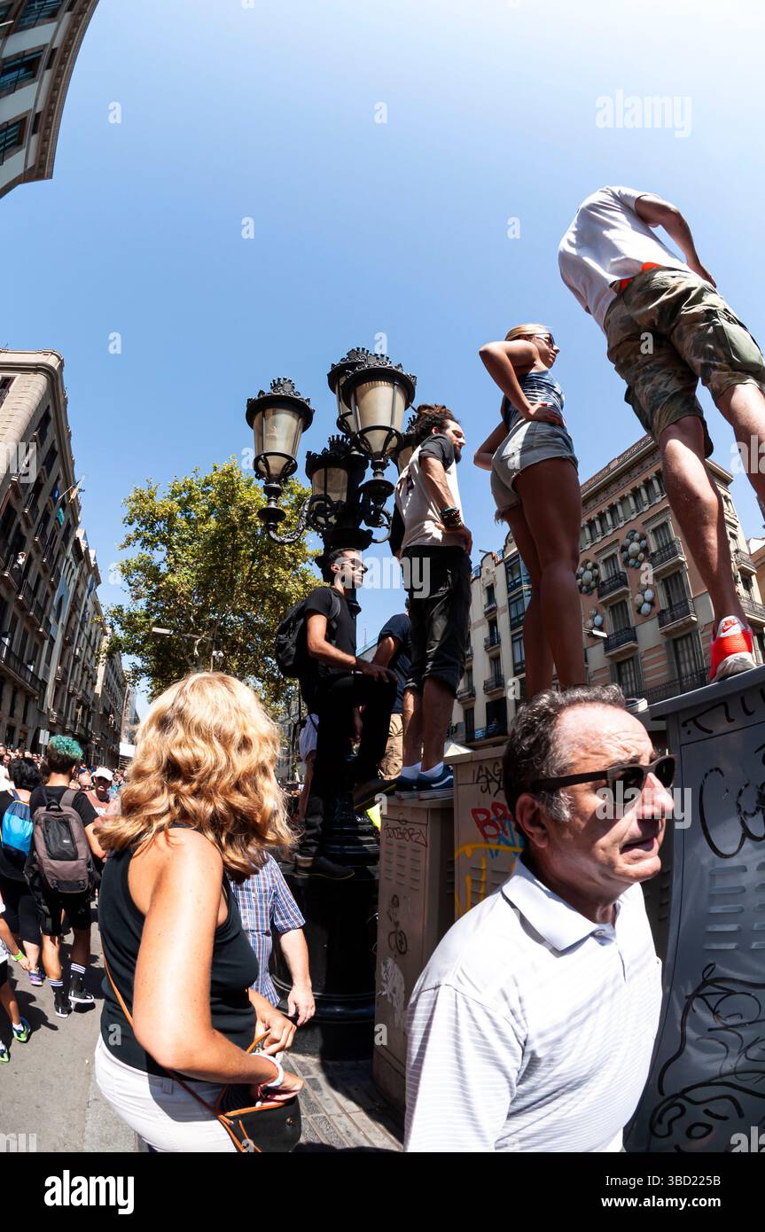 18 agosto 2017, Pla de l'OS, Rambles, Barcellona, manifestazione di massa rende omaggio alle vittime dell'attentato terroristico islamico, Ciutat Vella, Spagna Foto Stock